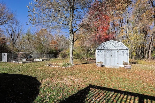 view of yard featuring an outbuilding and a storage unit