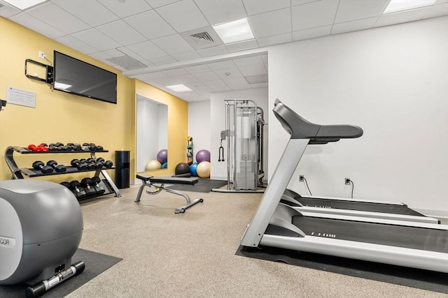 exercise room featuring visible vents and a drop ceiling