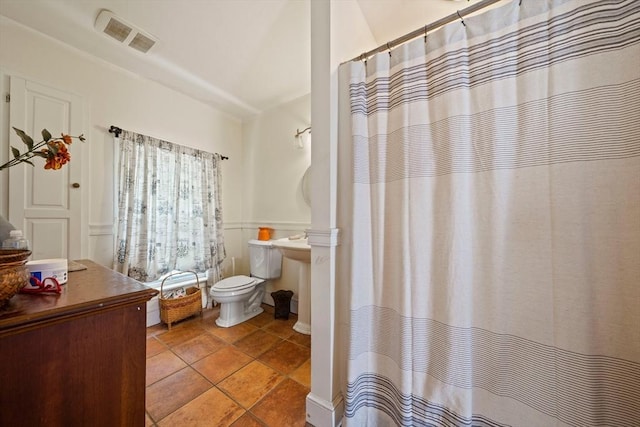 bathroom featuring tile patterned floors, a shower with shower curtain, toilet, and visible vents