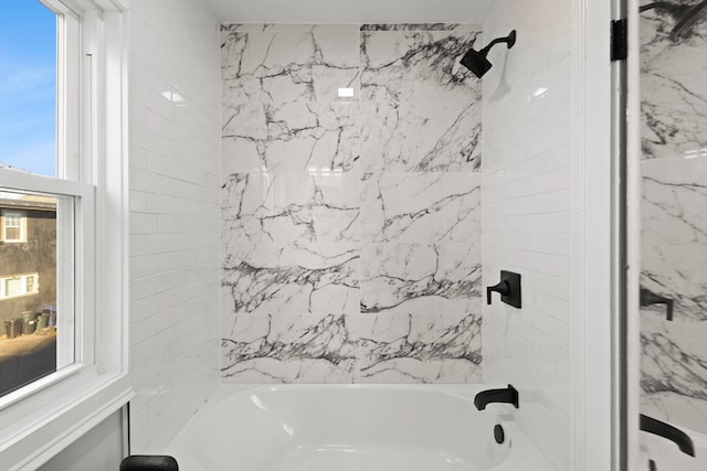 bathroom featuring tiled shower / bath