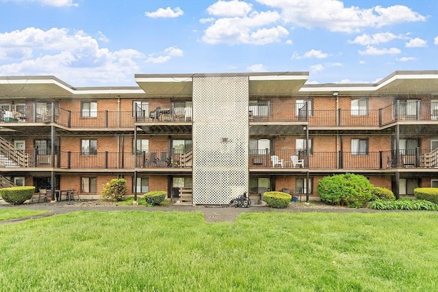 view of apartment building / complex
