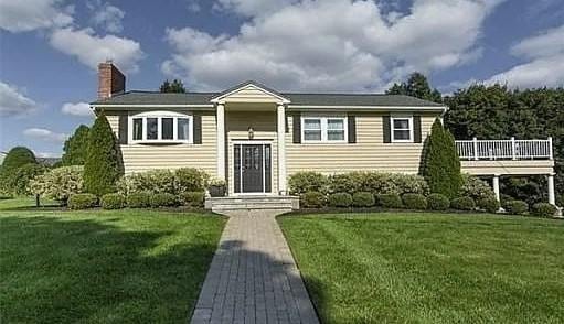 bi-level home featuring a front lawn