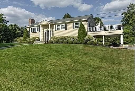 view of front facade featuring a front yard