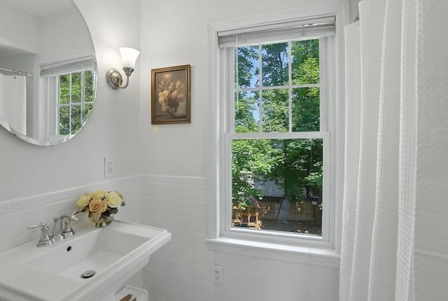 31 Dudley St, North Andover, MA 01845 - full bathroom featuring a sink