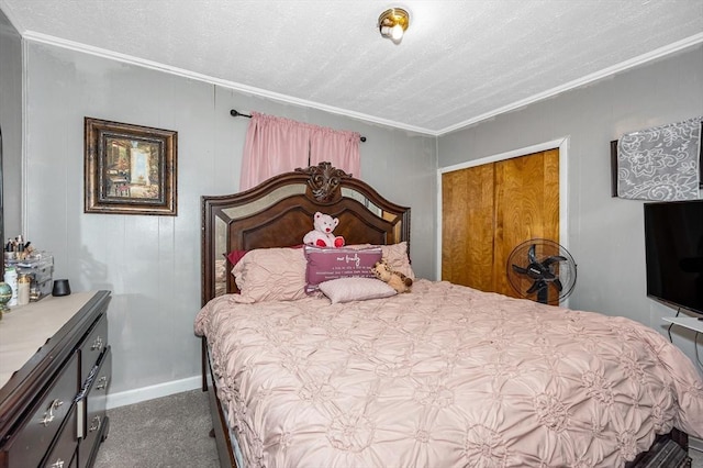 bedroom with a textured ceiling, ornamental molding, carpet, and baseboards