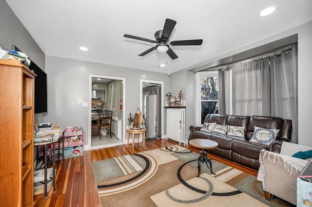 living area featuring ceiling fan, recessed lighting, baseboards, and wood finished floors