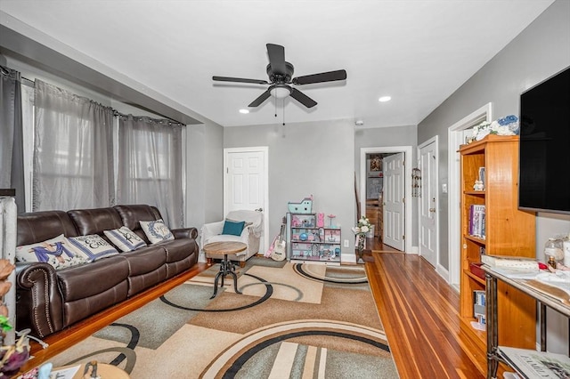 living area featuring ceiling fan, baseboards, and recessed lighting