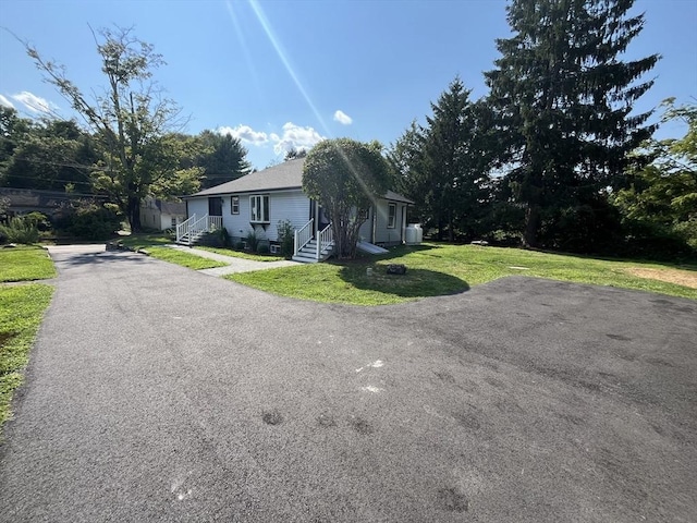 view of front of house with driveway and a front yard