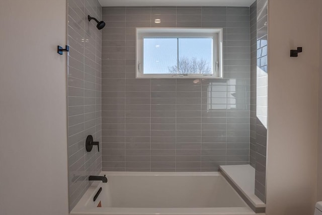 bathroom featuring tiled shower / bath