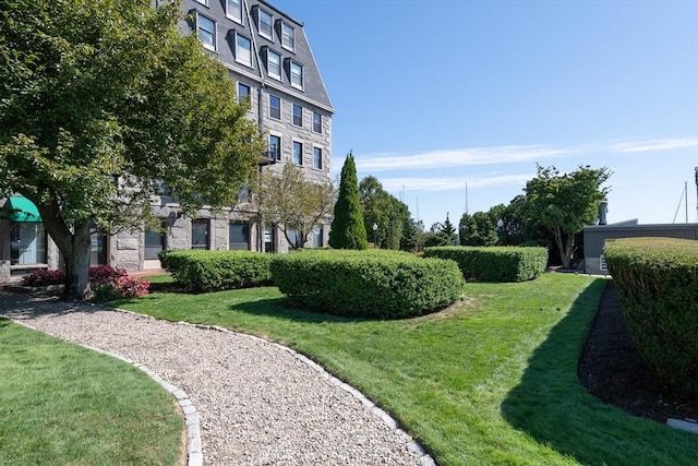 view of property's community featuring a lawn