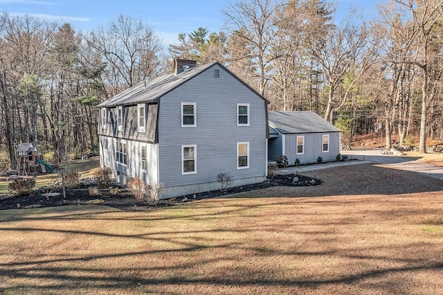 view of side of property featuring a lawn