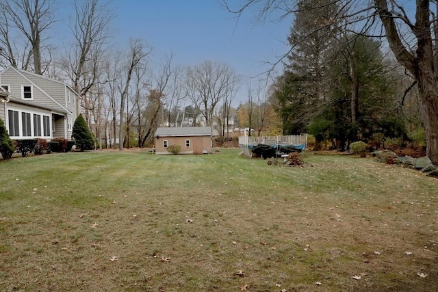 view of yard with an outbuilding