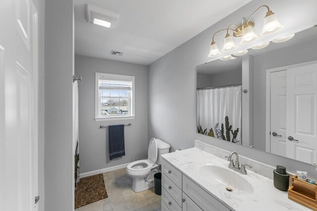full bath with vanity, toilet, a shower with shower curtain, baseboards, and visible vents