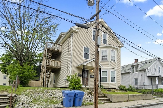 19 Park St, Webster, MA 01570 - view of front facade with a balcony