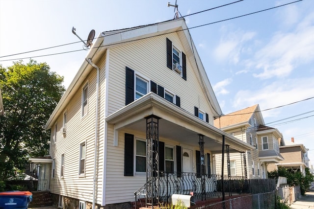 view of front facade featuring a porch