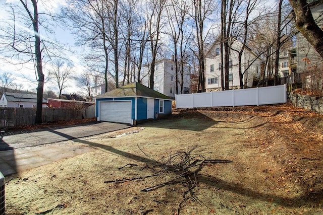 view of yard with an outdoor structure and a garage