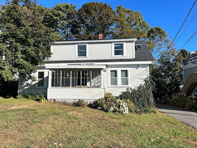 front facade featuring a front yard