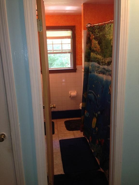 1302 Federal St Unit 20, Belchertown, MA 01007 - full bathroom featuring tile walls, curtained shower, toilet, and tile patterned flooring