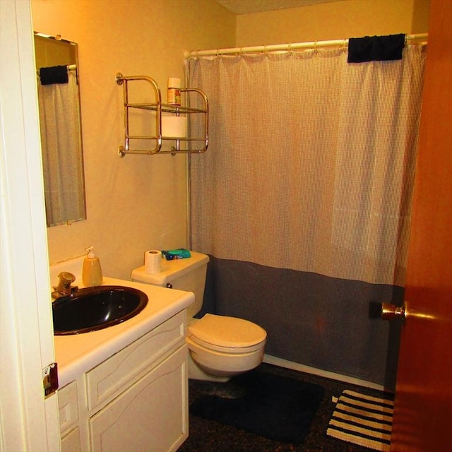 bathroom featuring a shower with curtain, vanity, and toilet