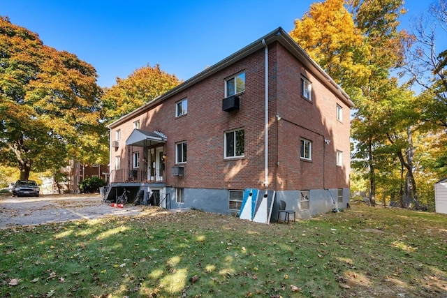 view of side of property featuring a lawn