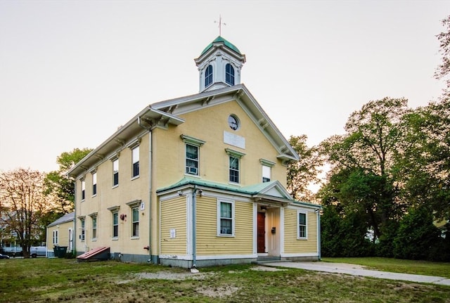 view of front of property with a front yard