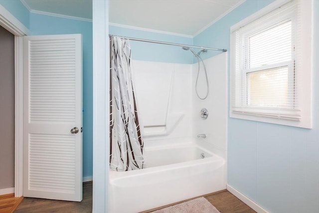 full bath featuring baseboards, shower / bath combo with shower curtain, wood finished floors, and crown molding