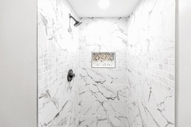 bathroom featuring a tile shower