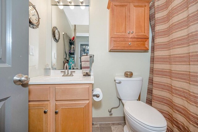 full bath featuring tile patterned flooring, a shower with shower curtain, toilet, vanity, and baseboards