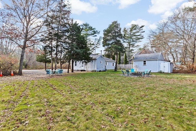 view of yard with an outbuilding