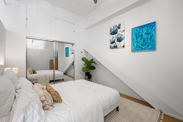 bedroom with baseboards and a ceiling fan