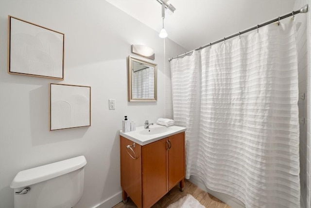 full bath featuring curtained shower, toilet, and vanity