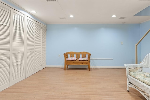 living area featuring light wood-type flooring, visible vents, baseboards, and recessed lighting