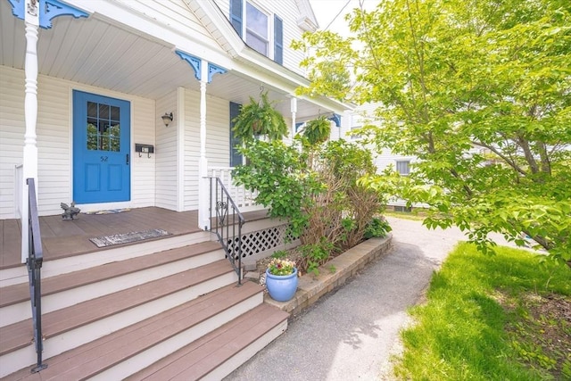 property entrance featuring a porch