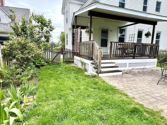 entrance to property featuring covered porch
