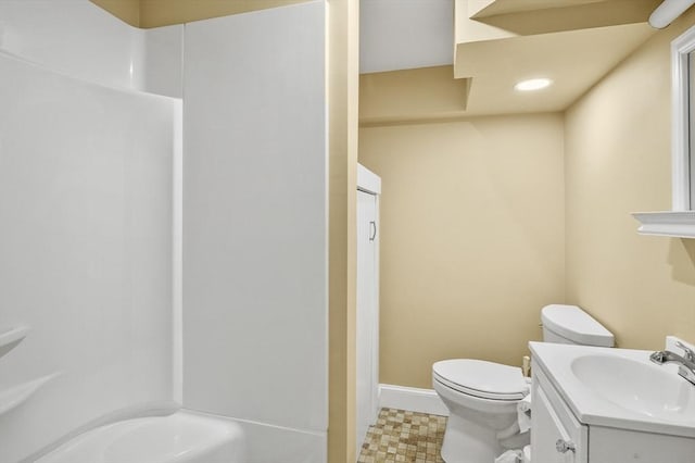 full bathroom with a shower, baseboards, vanity, and toilet