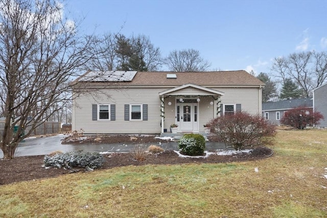 view of front of property featuring a front lawn