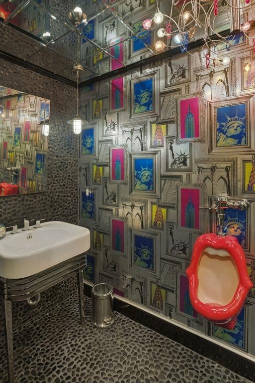 bathroom featuring an inviting chandelier and a sink