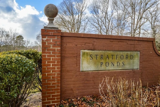 view of community / neighborhood sign