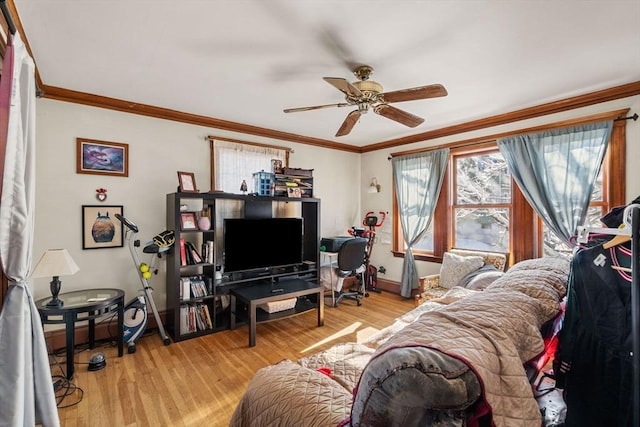 living room featuring ceiling fan, light hardwood / wood-style flooring, and ornamental molding