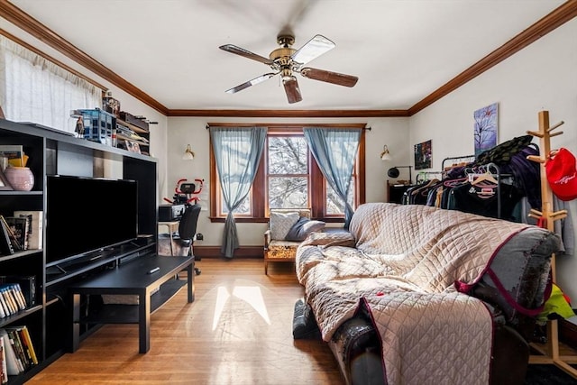 living room featuring light hardwood / wood-style floors, crown molding, and ceiling fan