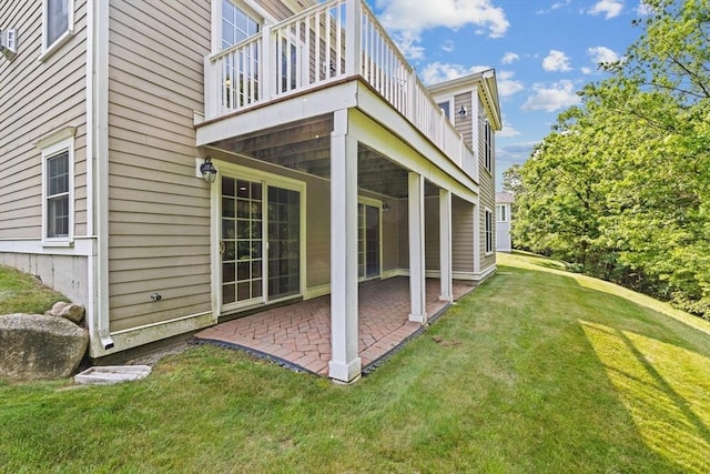 28 Ridgewood Xing Unit 28, Hingham, MA 02043 - back of property with a patio area, a yard, and a deck