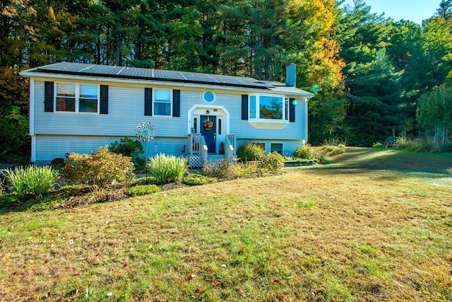 split foyer home with a front yard