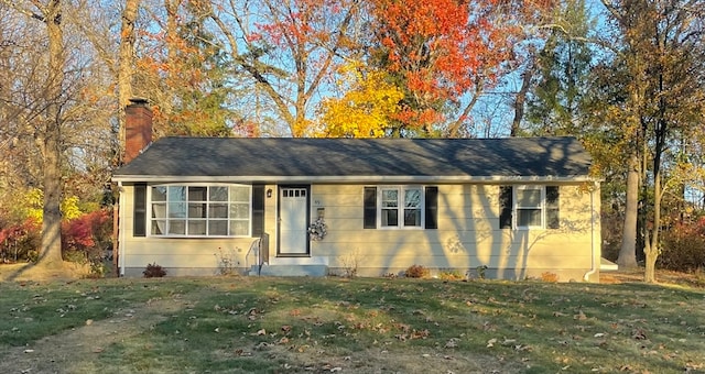 view of front of property featuring a front yard