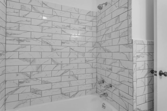 bathroom featuring tiled shower / bath