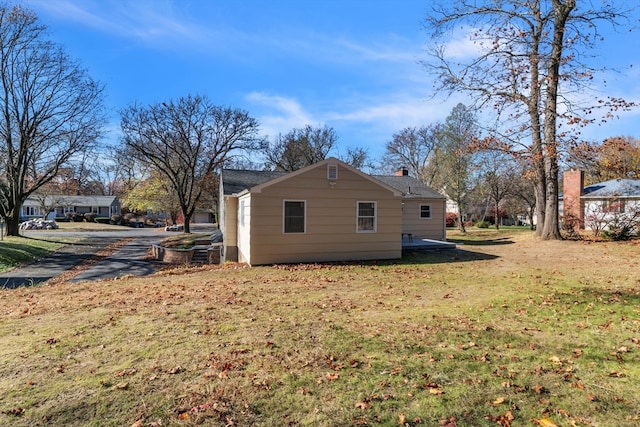 view of side of property featuring a lawn