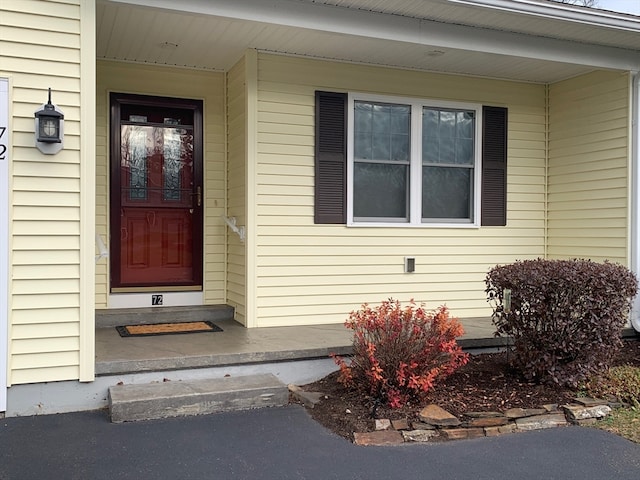 entrance to property featuring a porch