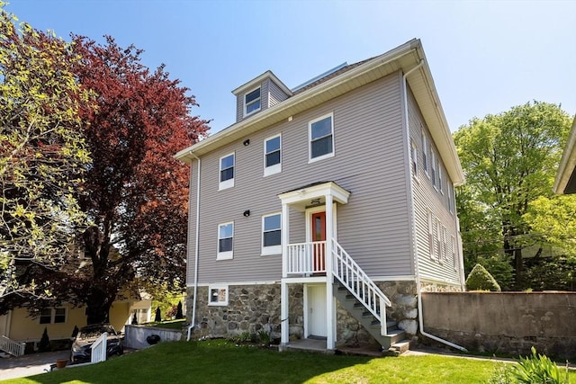 view of front of house featuring a front yard