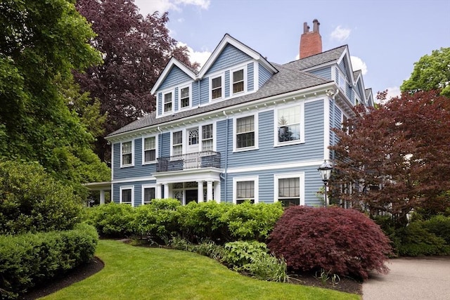 view of front of property featuring a front lawn