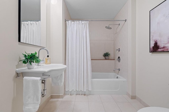 bathroom featuring tile patterned floors, baseboards, shower / bath combo, and toilet