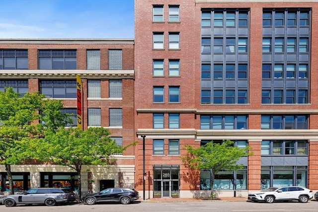 view of apartment building / complex